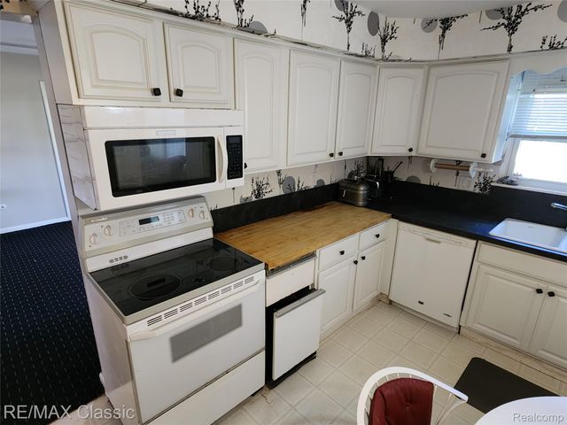 6965 N Adams Road, Bloomfield Charter Township, MI 48304