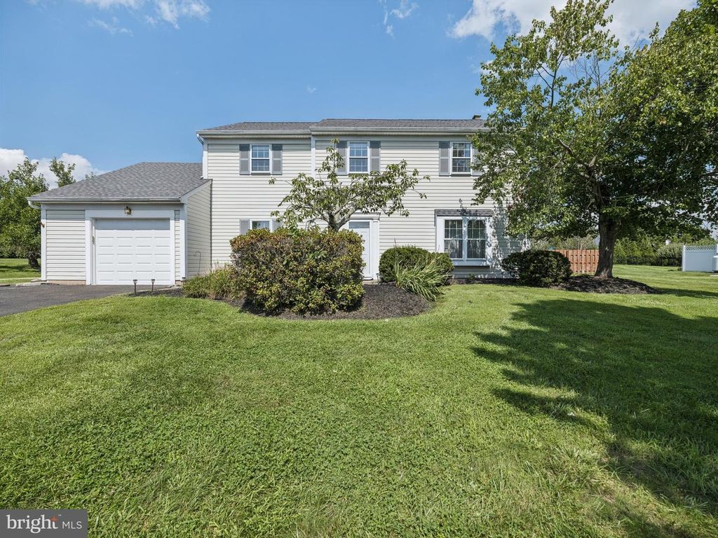 1561 MULBERRY CIR, WARMINSTER, PA 18974 — exterior