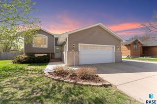 605 Quail Cir, Harrisburg, SD 57032