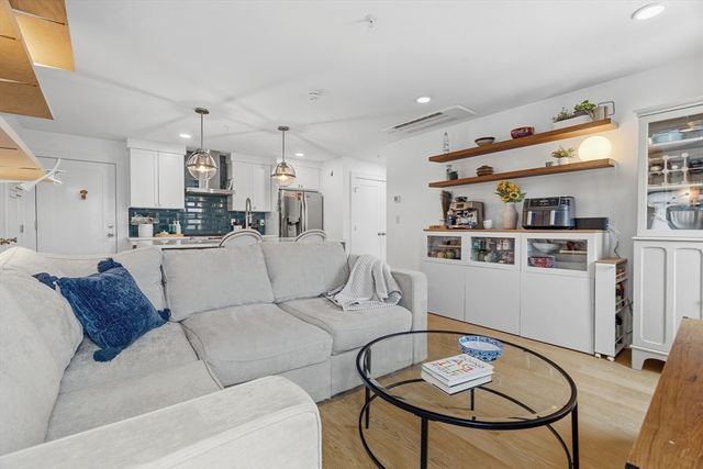 4 Anawan Ave 7, Boston, MA 02132