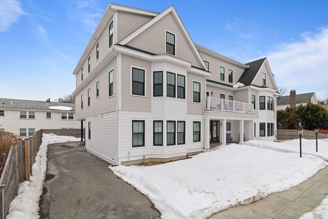 4 Anawan Ave 7, Boston, MA 02132