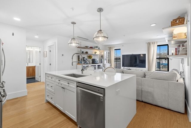 4 Anawan Ave 7, Boston, MA 02132