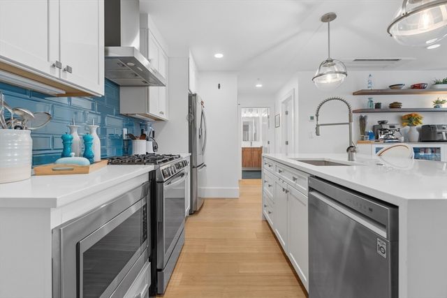 4 Anawan Ave 7, Boston, MA 02132