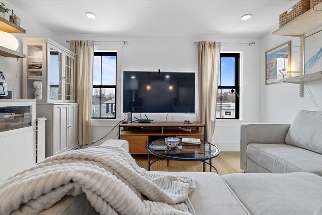 4 Anawan Ave 7, Boston, MA 02132