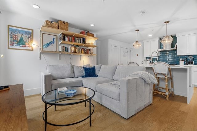 4 Anawan Ave 7, Boston, MA 02132