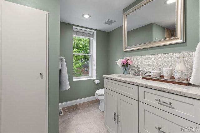 996 N Woodlawn Avenue, Kirkwood, MO 63122