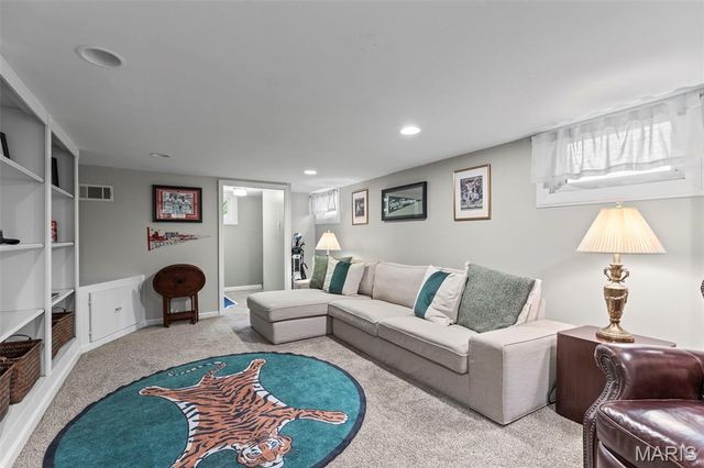 996 N Woodlawn Avenue, Kirkwood, MO 63122