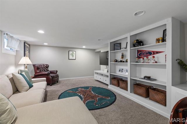 996 N Woodlawn Avenue, Kirkwood, MO 63122