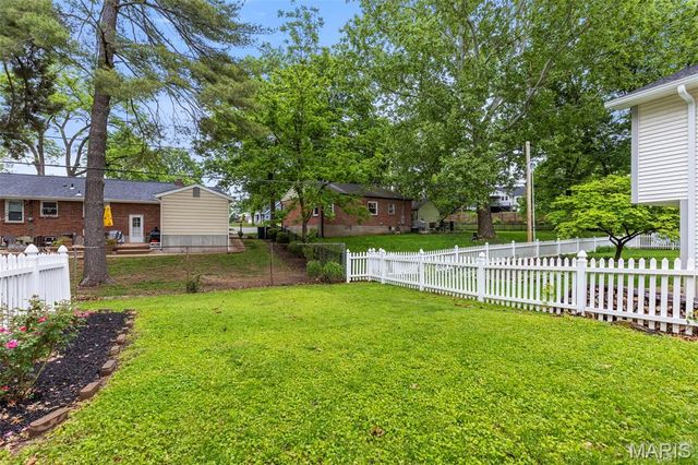 996 N Woodlawn Avenue, Kirkwood, MO 63122