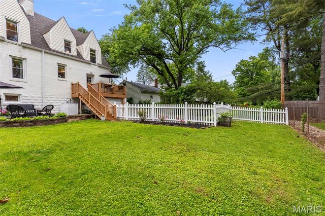 996 N Woodlawn Avenue, Kirkwood, MO 63122