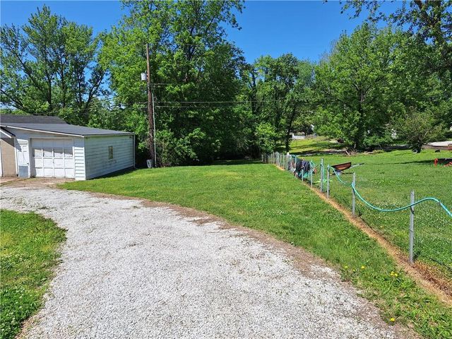 210 N Glenwood Avenue, Sugar Creek, MO 64053