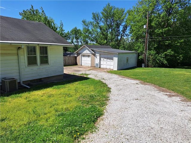 210 N Glenwood Avenue, Sugar Creek, MO 64053
