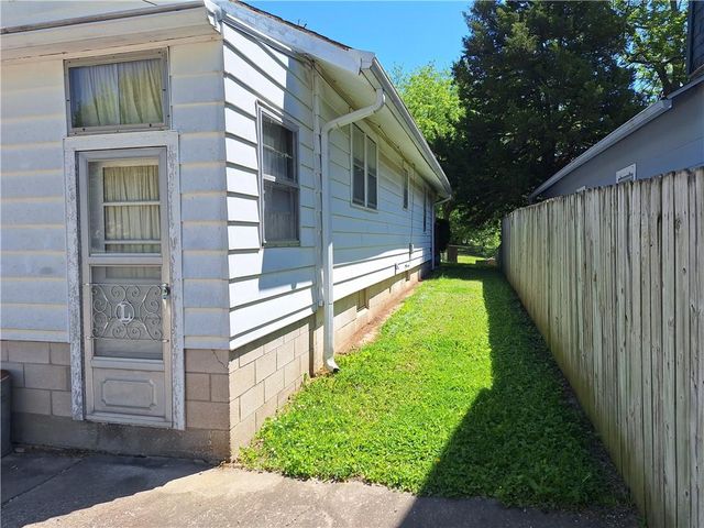 210 N Glenwood Avenue, Sugar Creek, MO 64053