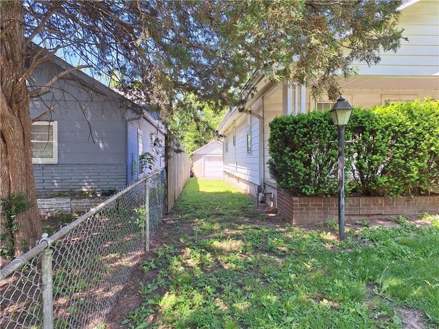 210 N Glenwood Avenue, Sugar Creek, MO 64053
