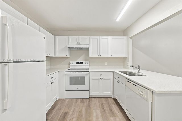 4120 Palm Bay Circle, West Palm Beach, FL 33406