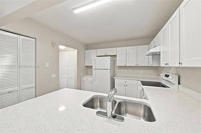4120 Palm Bay Circle, West Palm Beach, FL 33406