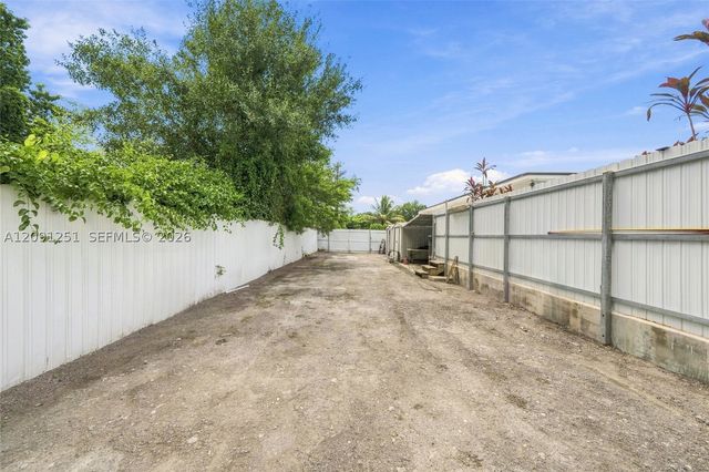 1055 NE 144th St, North Miami, FL 33161