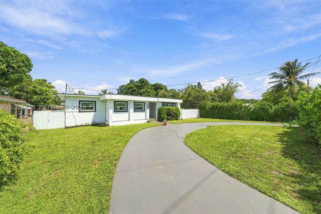 1055 NE 144th St, North Miami, FL 33161