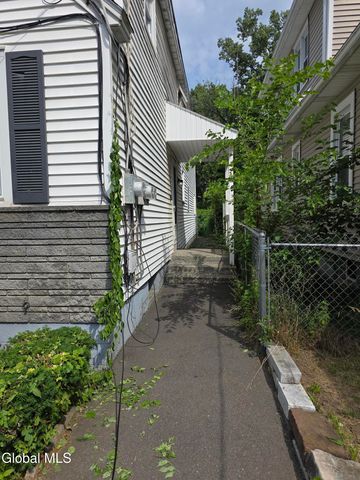 40 Frost Place, Albany, NY 12205