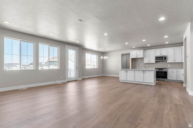 3826 W 2350 N, Clinton, UT 84015