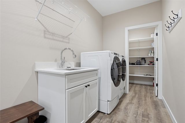 505 Dogwood Ln, Tiffin, IA 52340