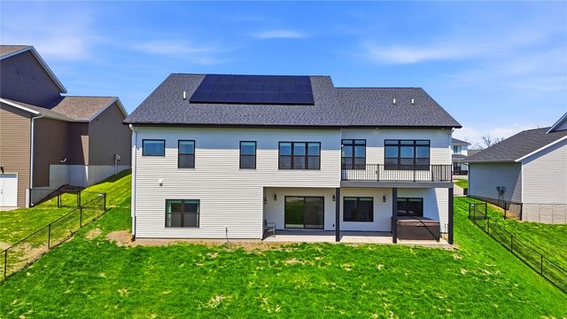 505 Dogwood Ln, Tiffin, IA 52340