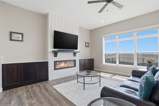 505 Dogwood Ln, Tiffin, IA 52340