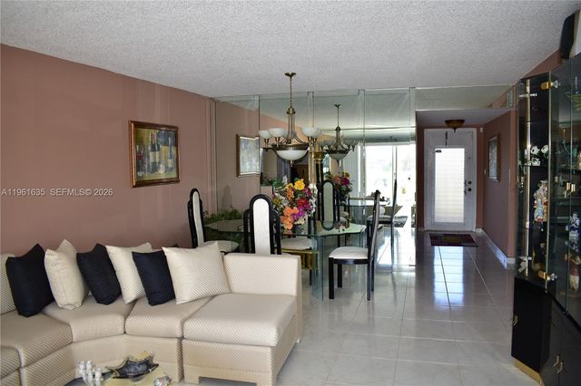 9201 Sunrise Lakes Blvd 308, Sunrise, FL 33322
