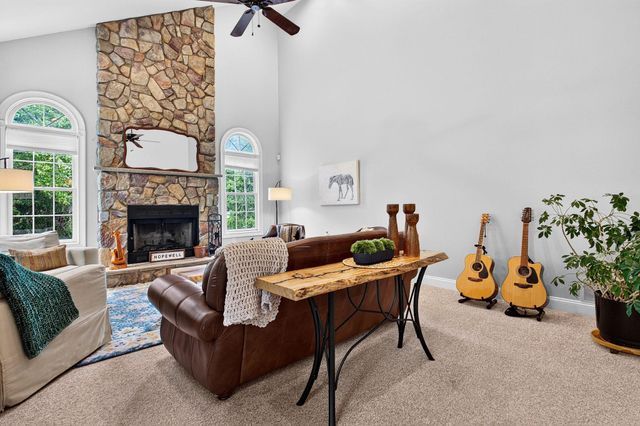 9 COVENTRY LN, Hopewell, NJ 08525