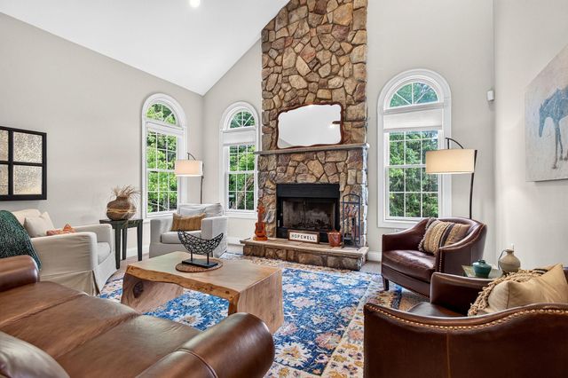 9 COVENTRY LN, Hopewell, NJ 08525