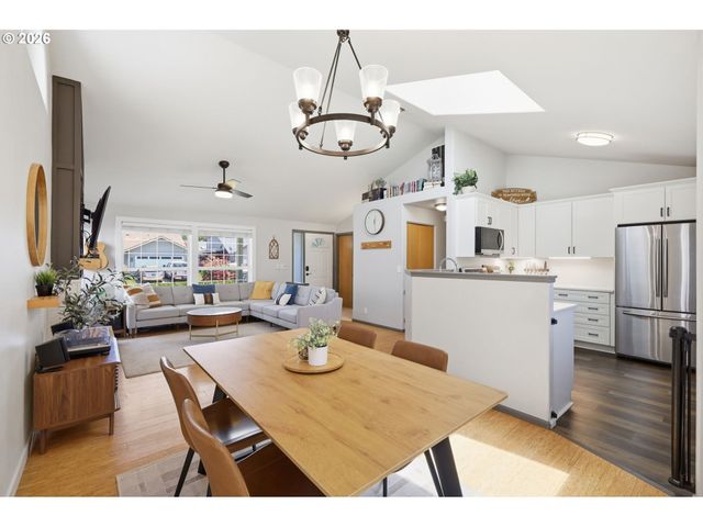 4090 BERRYWOOD Dr, Eugene, OR 97404