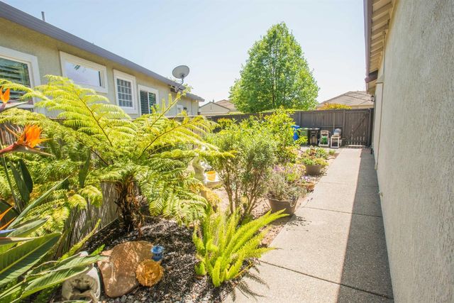 2909 Robinson Creek Ln, Elk Grove, CA 95758