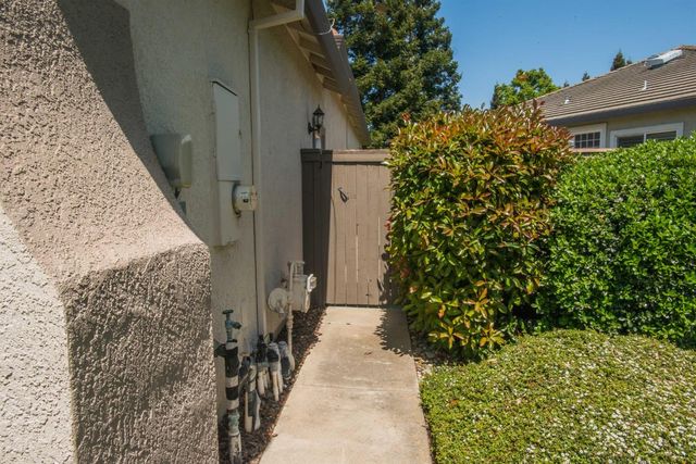 2909 Robinson Creek Ln, Elk Grove, CA 95758