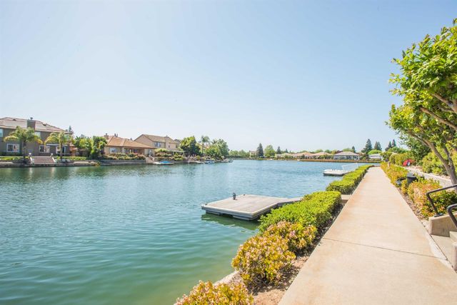 2909 Robinson Creek Ln, Elk Grove, CA 95758