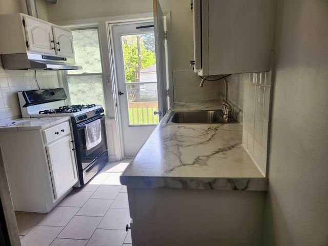 409-11 W Keith Avenue, Waukegan, IL 60085