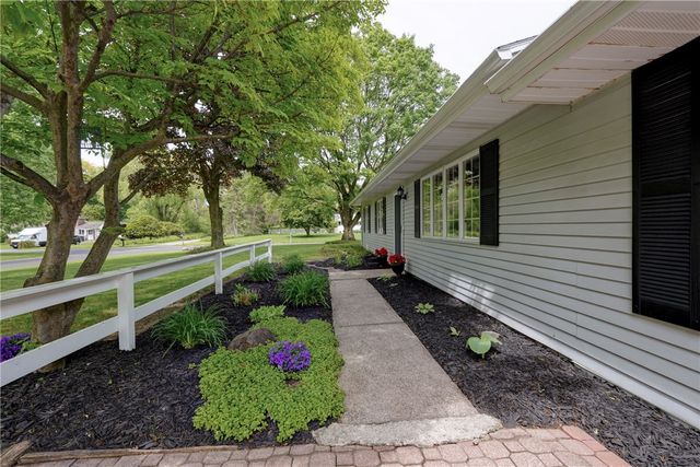 24 Cullens Run, Pittsford, NY 14534