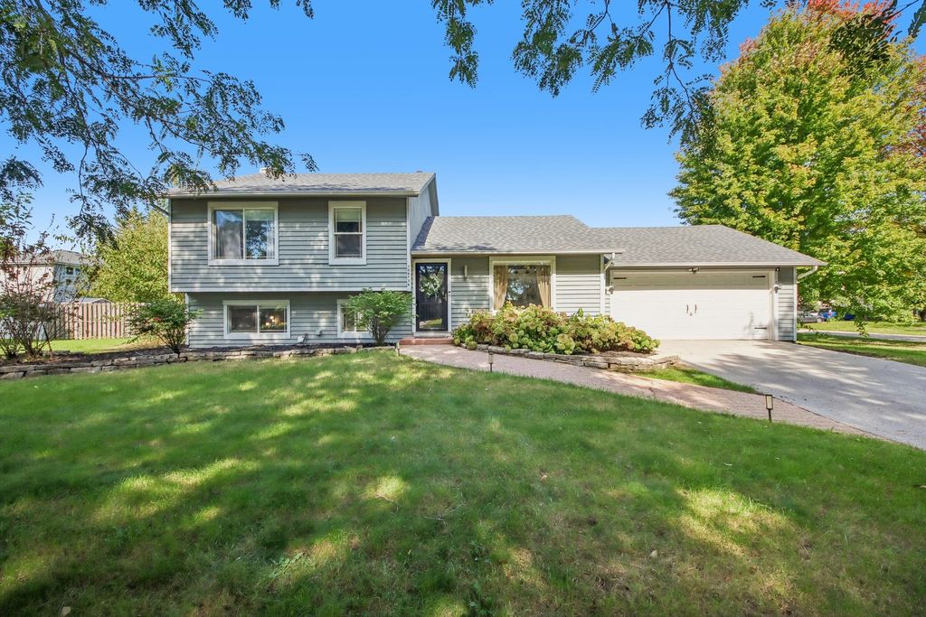 30W736 Whispering Winds Drive, Naperville, IL 60563 — photo 2