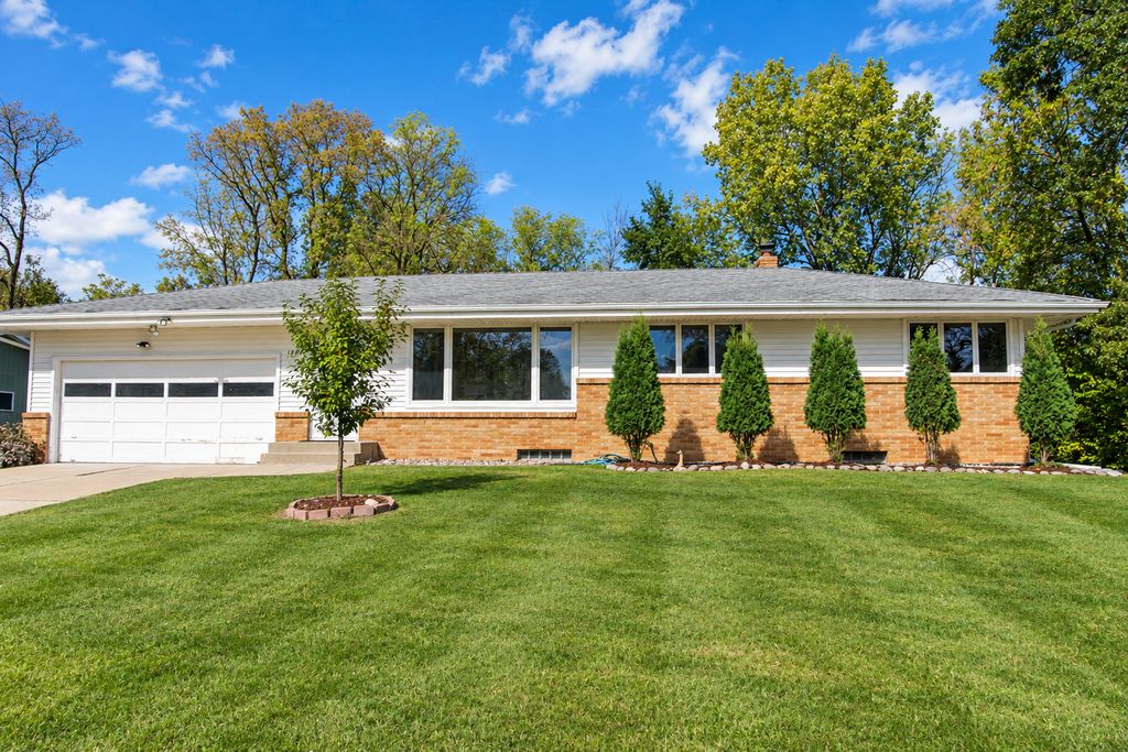 1595 Sandhurst Avenue E, Maplewood, MN 55109 — exterior