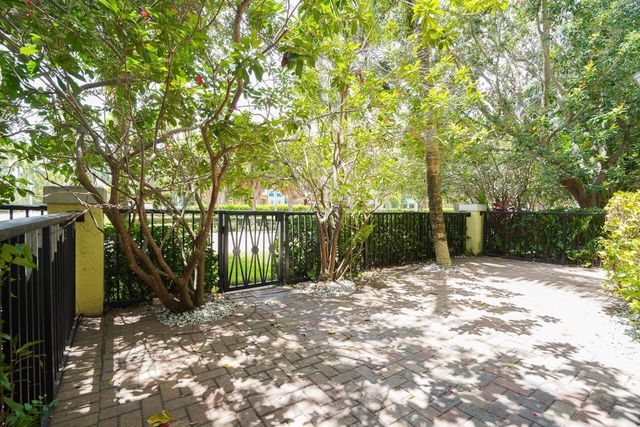 214 S Latitude Circle, Delray Beach, FL 33483