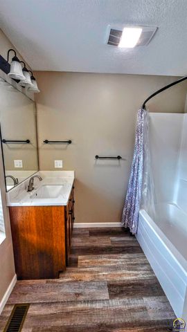 3650 NE Applewood DR, Topeka, KS 66617