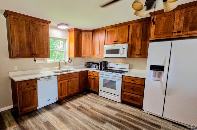 3650 NE Applewood DR, Topeka, KS 66617