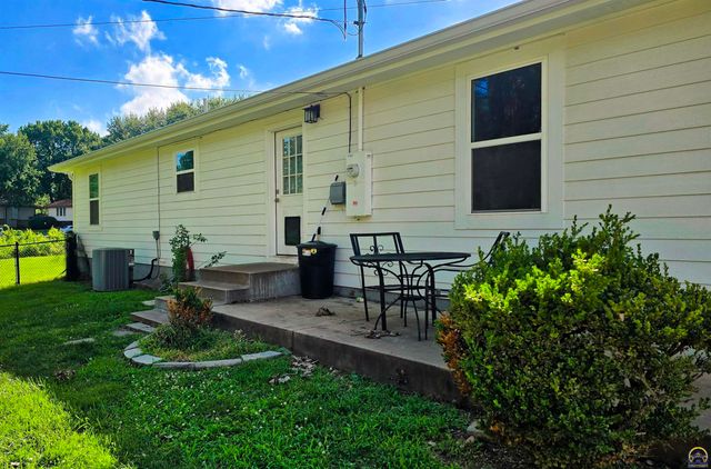3650 NE Applewood DR, Topeka, KS 66617