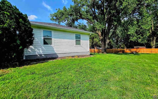 3650 NE Applewood DR, Topeka, KS 66617