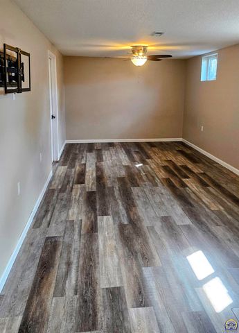 3650 NE Applewood DR, Topeka, KS 66617