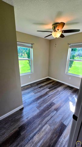 3650 NE Applewood DR, Topeka, KS 66617