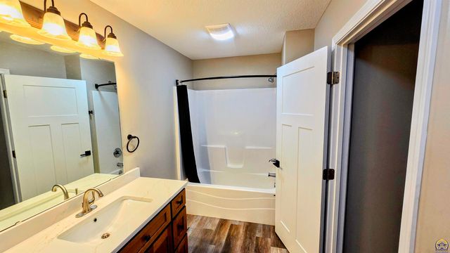 3650 NE Applewood DR, Topeka, KS 66617