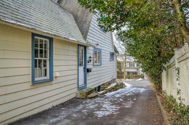 8 Ridgecrest W, Scarsdale, NY 10583