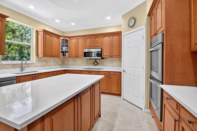 2520 Glendale Place, Royal Palm Beach, FL 33411