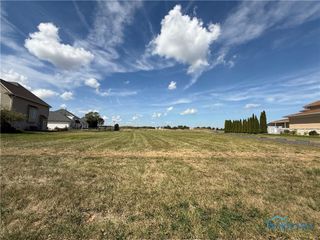 748 Pine Valley Drive, Bowling Green, OH 43402