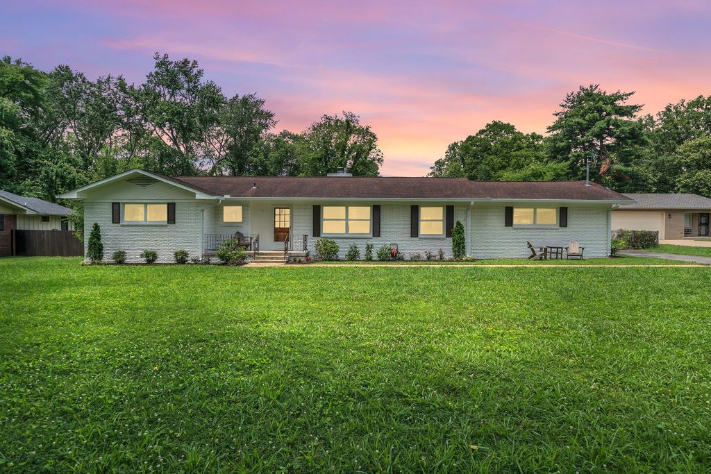 1118 Houston Dr, Murfreesboro, TN 37130